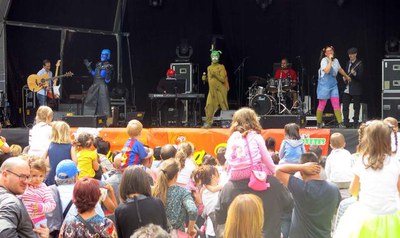 El Banyetes amb els seus amics Plutó i Eureka al concert del Parc dels Somriures als Camps Elisis.