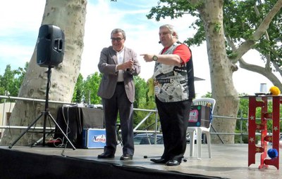 El mag Xema ha fet pujar l'alcalde Ros a l'escenari per fer un truc de màgia.