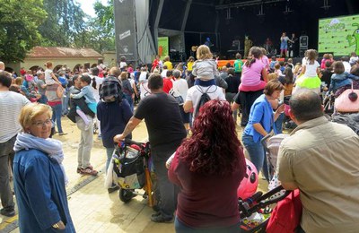 La tinent d'alcalde Montse Parra, al concert del Club Banyetes, al Parc dels Somriures.