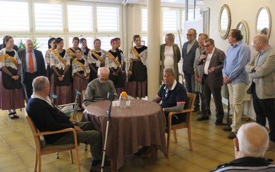 L’alcalde Ros i les pubilles de la ciutat, seguint la tradició, han anat a la residència-centre de dia, ubicada on hi havien les Germanetes dels Pobr….