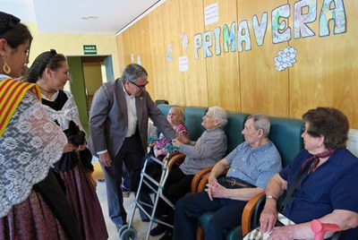 L'alcalde Ros i les pubilles han saludat els usuaris de la Llar de Sant Josep.