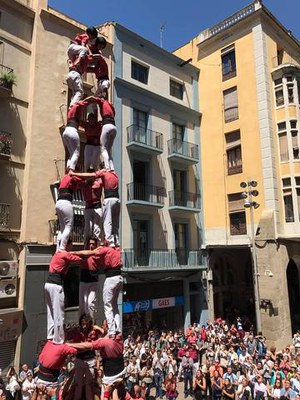El 3 de 9 amb folre, de la colla Vella dels Xiquets de Valls, a punt de ser coronat..