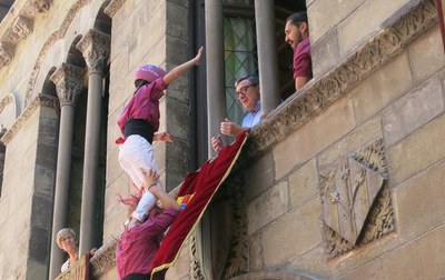 El paer en cap ha recollit el pilar al balcó dels Castellers de Lleida..