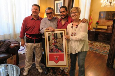 La fotografia del pilar al balcó que els Castellers de Lleida han lliurat al paer en cap..