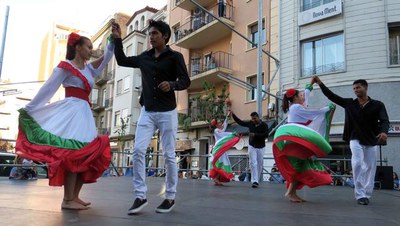 Actuació del grup Nuevo Amanecer.