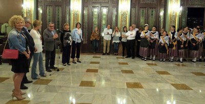 Salutació del paer en cap i la tinent d'alcalde Parra als cossos de seguretat i voluntaris de protecció civil que han vetllat per la festa.