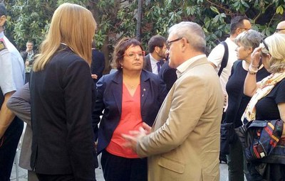 Joan Gómez, amb la consellera Dolors Bassa en la commemoració del Dia Internacional contra l’homofòbia al Parlament de Catalunya.