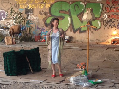 “A mí no me escribió Tennessee Williams” no s’exhibeix al teatre sinó que es desplaça a un espai no convencional exterior de la ciutat, sota el pont.