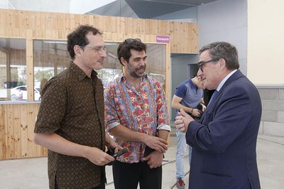 Òscar Muñoz, protagonista de la pel·lícula Amics per Sempre, amb l'alcalde Àngel Ros i el Productor de Batabat, Marc Roma..