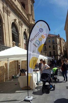 Una vintena d'artistes exposen en aquesta 15a edició del Mercat.