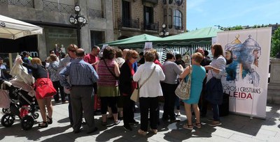 La plaça Sant Francesc ha acollit el vermut medieval al migdia.