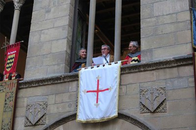 L'alcalde Ros convidant a la festa des de la Paeria.