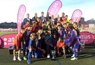 Foto de família dels equips finalistes amb els organitzadors i patrocinadors.