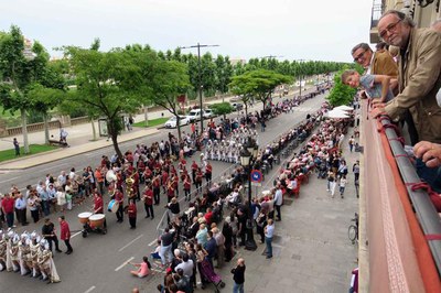 La corporació municipal ha vist la desfilada des del balcó de la Paeria.