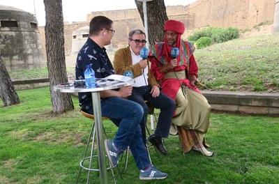 L'alcalde Ros i el president de l'Associació de Moros i Cristians, entrevistats per la televisió local.