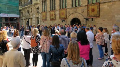Minut de silenci a la plaça de la Paeria per condemnar l'atemptat d'aquesta nit a Manchester.