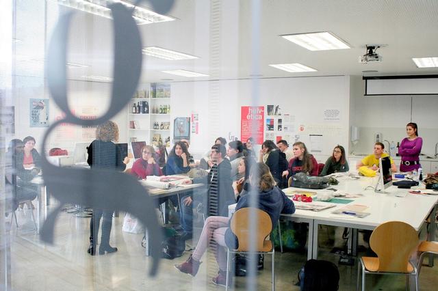 Els estudis suposen 2.000 hores de formació realitzades en 2 anys acadèmics i donen dret al Títol de Tècnic o Tècnica superior d’arts plàstiques i disseny en la  especialitat realitzada i reconeguts oficialment per  la Generalitat