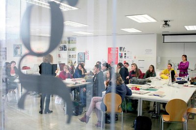 Els estudis suposen 2.000 hores de formació realitzades en 2 anys acadèmics i donen dret al Títol de Tècnic o Tècnica superior d’arts plàstiques i di….
