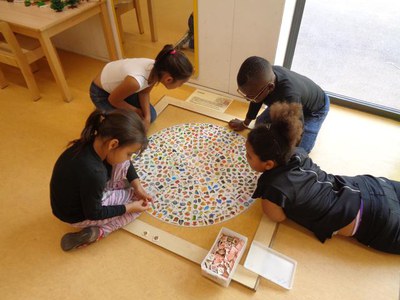 En aquest taller lúdic i educatiu, que forma part del programa educatiu de la Paeria “Educació a l’Abast”, els educadors ensenyen als nens i les nene….