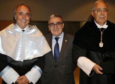L'alcalde, Àngel Ros, i el rector de la UdL, Roberto Fernández, en l'acte d'investidura de Joan Manuel Serrat com a Doctor Honoris Causa per la UdL.