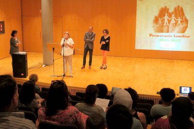 La regidora Sara Mestres ha participat en l'acte de cloenda dels tallers de preservació familiar de la Paeria.
