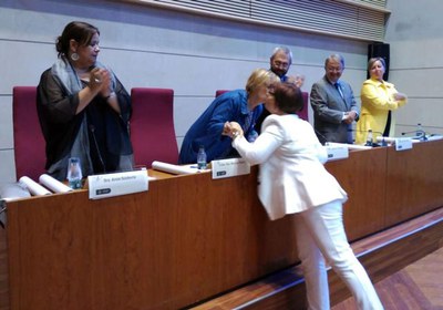 La tinent d'alcalde Parra felicitant una alumna per la seva diplomatura.