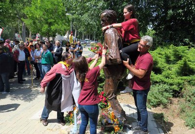 Col·locant el 'cachirulo' a l'estàtua com és tradicional, perquè la Casa d'Aragó va nomenar Calpe soci d'honor.