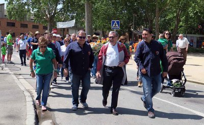 El paer en cap amb la junta de la Fecoll i la xaranga, dirigint-se cap a l'estàtua de Manolo Calpe.