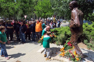 Els familiars de Manolo Calpe han estat els seguents a fer l'ofrena davant el fundador de l'Aplec.