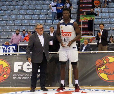 El paer en cap també ha lliurat el trofeu al millor jugador del campionat.