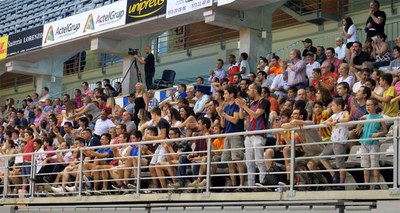 L'afició animant als seus equips.