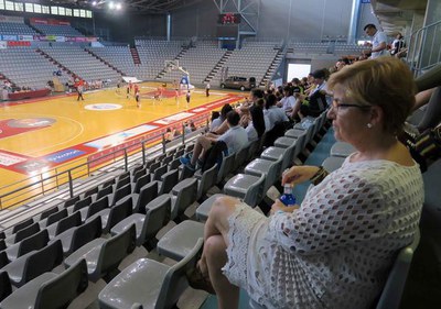 La tinent d'alcalde i regidora d'Esports ha assistit al partit del CB Lleida.