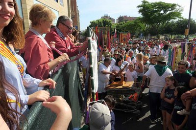 Els 102 caps de colla han passat amb els penons a recollir l'escarapel·la.