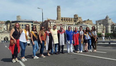 L'alcalde, els dirigents de la Fecoll i les pubilles, els darrers a creuar el Pont Vell.