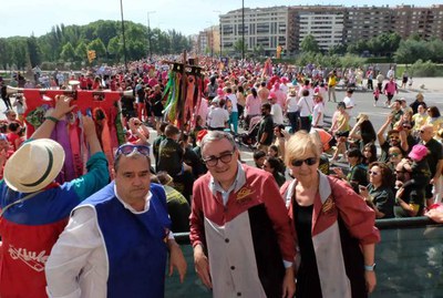 L'alcalde Ros, la regidora Parra i el president de la Fecoll, Xavier Pérez, durant la imposició d'escarapel·les.