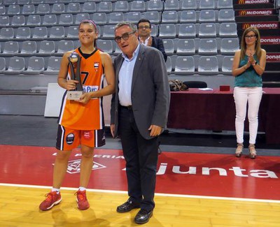 El paer en cap ha lliurat el trofeu de campió a la capitana del Mataró.