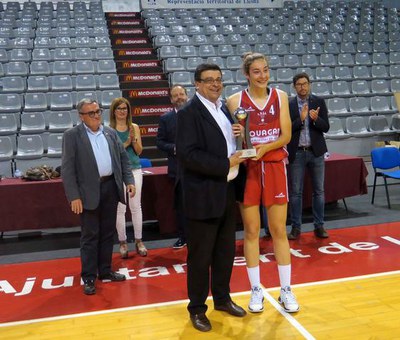 El vicepresident de la Catalana, Ferran Aril, ha lliurat el trofeu de subcampiones a la capitana del CB Lleida.