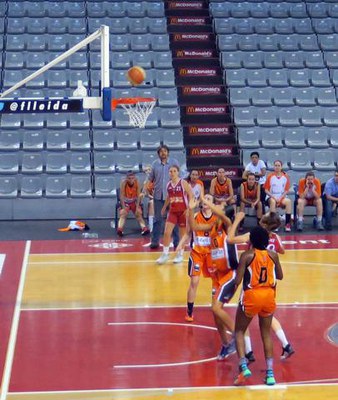 La lluita sota la cistella ha estat vibrant.