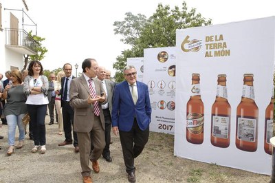 L'alcalde Ros, conversant amb l'exdirector de San Miguel, Pau Baron, a l'espai de la Masia que la firma té a Lleida, al costat del centre de producció.