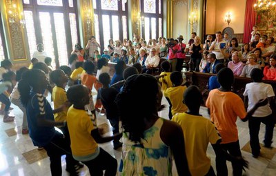 Les veus del Cor Safari d’Uganda omplen d’alegria i somriures la Paeria.