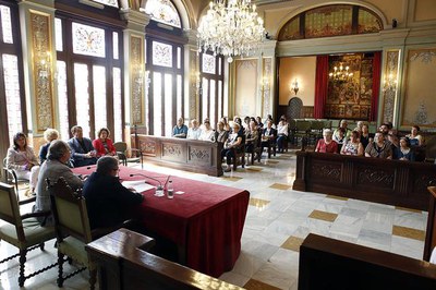 El Saló de Sessions de la Paeria ha acollit la cloenda del curs de formació per a cuidadors no professionals.