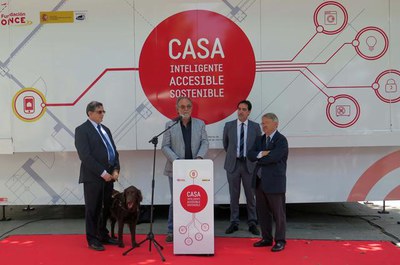Xavier Rodamilans ha visitat la casa intel·ligent i sostenible, amb un centenar de solucions tecnològiques, que faciliten l’accessibilitat i milloren….
