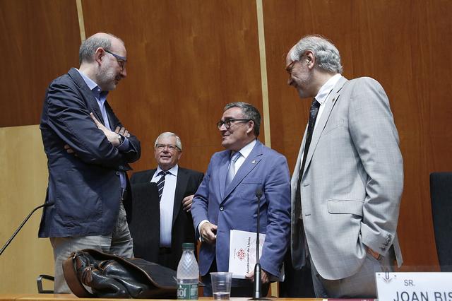 El periodista del diari ARA Antoni Bassas amb l'alcalde de Lleida,  el vicerector de la UdL, Joan Biscarri i el president de l'Aula Universitària Francesc Rué.