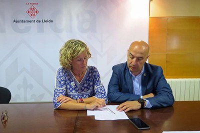 La 1a tinent d'alcalde, M. Mínguez, acompanyada del tinent d'alcalde Rafael Peris, ha atès els mitjans de comunicació sobre les multes a regidors, as….