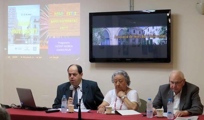 Robert Setó, president del barri, amb el matrimoni Morea-Pelay, que han llegit el pregó.