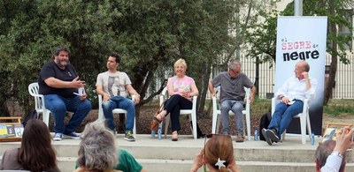 Taula rodona amb escriptors.