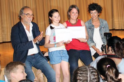 El tinent d'alcalde Xavier Rodamilans ha lliurat el premi del concurs de fotografía Lleida Ciutat Accessible a Carla Aloy, del col·legi Episcopal.