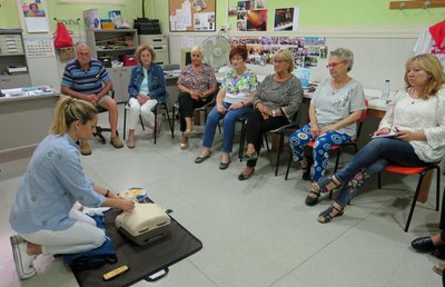 Els usuaris de la Llar de Mariola que avui han fet la formació sobre desfibril·ladors.
