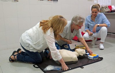 En la formació sobre desfibril·ladors s'han fet pràctiques amb la simulació de situacions d'emergència.