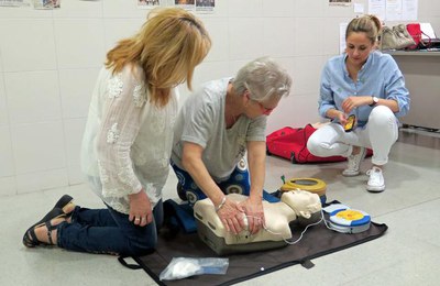 La formació per aprendre el funcionament dels desfibril·ladors s'ha fet avui a la Llar Municipal de Mariola.